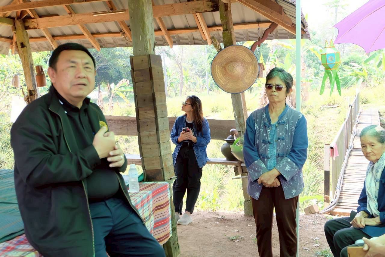 title - เลขาฯ ส.ป.ก. ลงพื้นที่ตรวจเยี่ยมวิสาหกิจชุมชนเกษตรวิถีพุทธ พร้อมตรวจติดตามความคืบหน้าการขอใช้ประโยชน์ในเขตปฏิรูปที่ดิน เพื่อดำเนินโครงการก่อสร้างทางรถไฟ